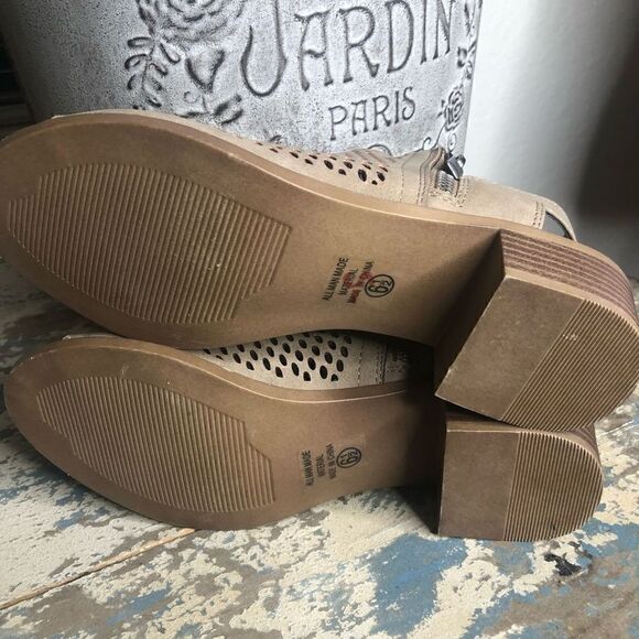 Soda Faux Leather Light Tan Cage Style Peep Toe SANDALS NWOB - Picture 7 of 12